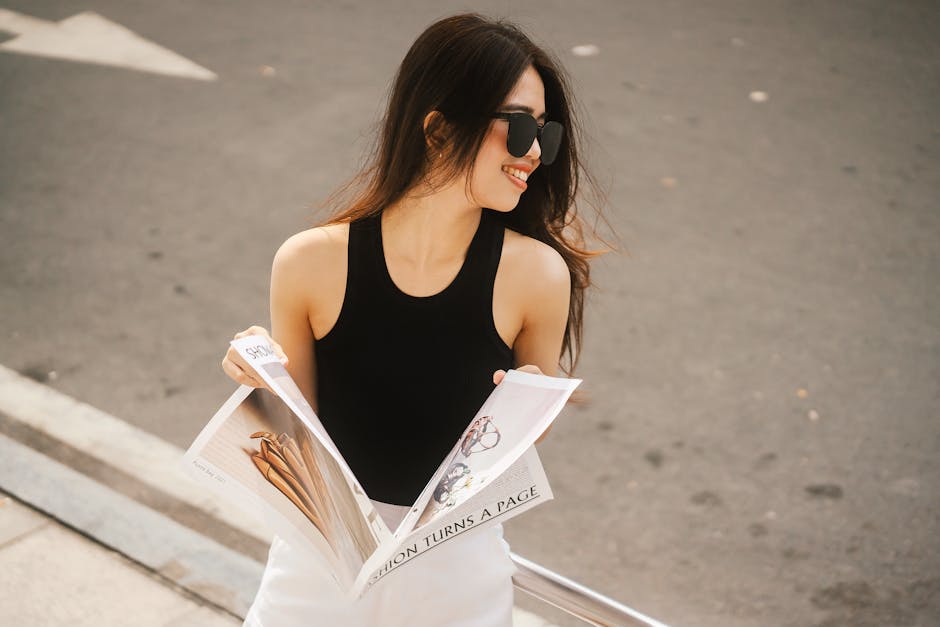 Persona che legge la rivista all'aperto