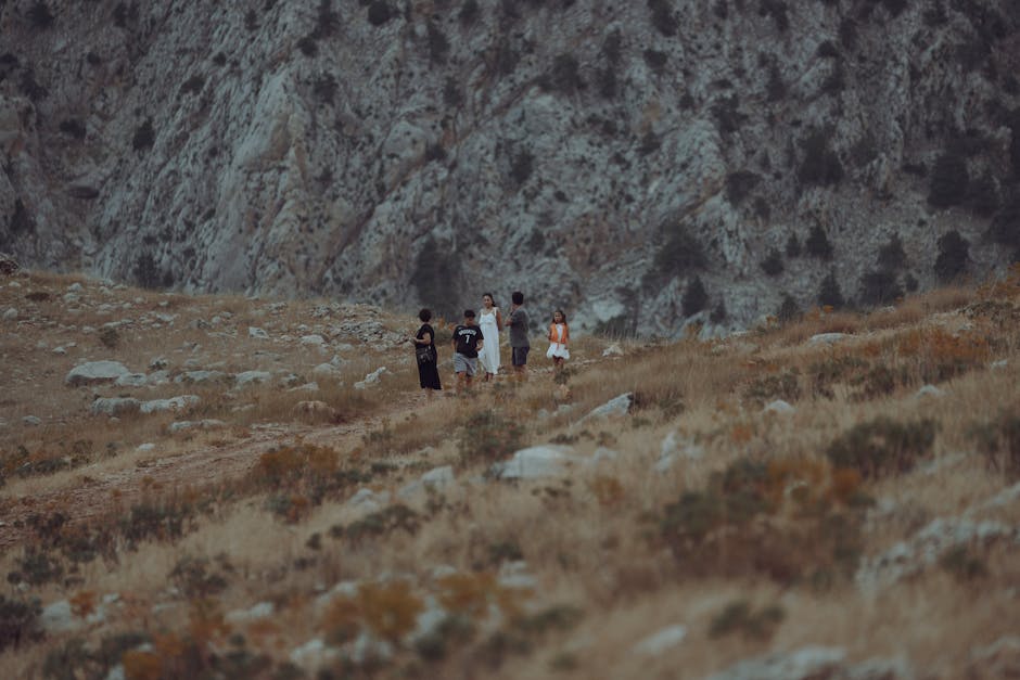 Gruppo di amici che fa escursioni in montagna